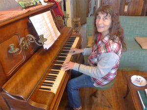 Lisa qui n'a jamais cessé de jouer du piano retouve tous les ans son amie Christiane