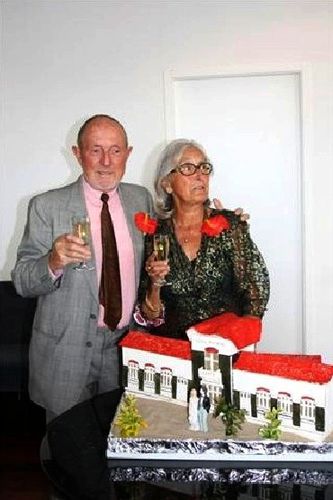 Michel et Evelyne Bureau devant la maquette fabriquée en l
