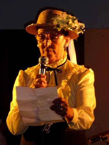 Paulette Courtin récite un de ses poèmes Ronce ma Belle