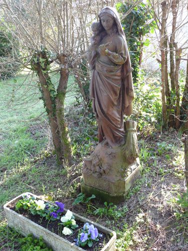 Notre Dame des Champs dans le jardin de la propriété