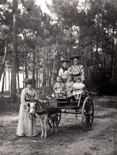 Promenade dans la propriétéau début du XXième siècle