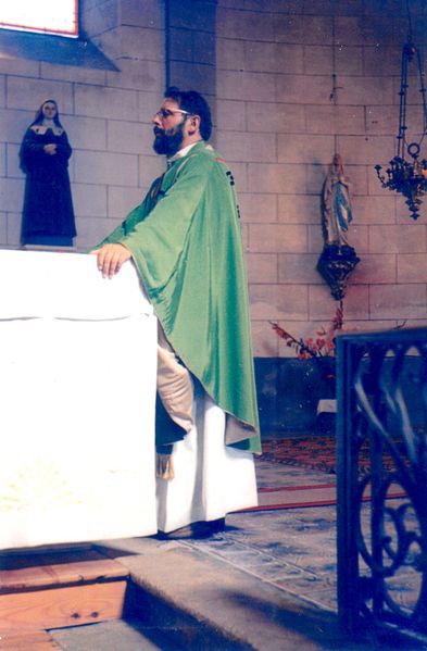 Le père M.Jarrot célébrant la messe dans l'église de La