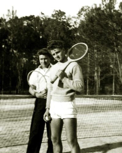 Mimi Blois et Jacky Pechmajou en 1947 sur les anciens tenni