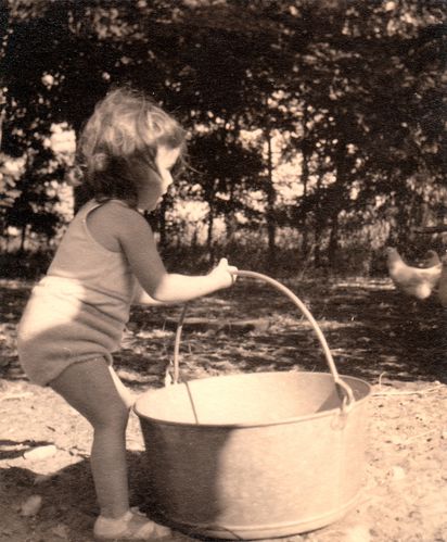 Monique malgré son jeune âge aide son père