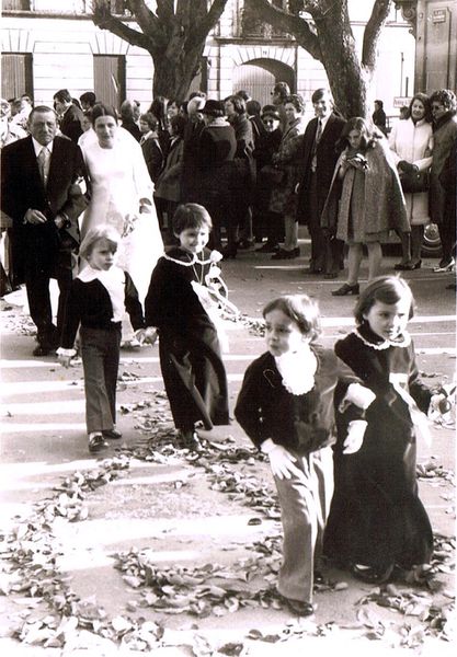 Francis en frac conduit Anne jusqu'à l'autel de l'église