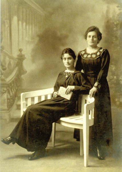 e Elisabelle et Jeanne suhubiette toutes les deux originair