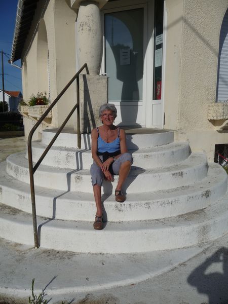 Martine, la filleule du Président René Coty assise sur le