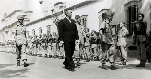 Henri Baretaud passe en revue les élèves de l'Ecole d'of