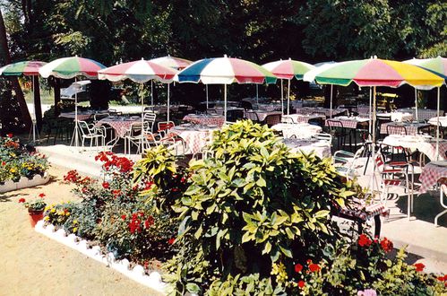 q Tables dressées dans le parc.