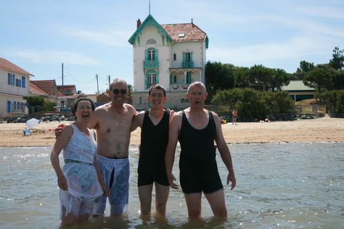 Le ridicule n'a visiblement pas tué ce groupe de baigneur