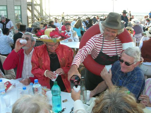 Boudu sauvé des eaux peut servir le vin pendant le pique-n