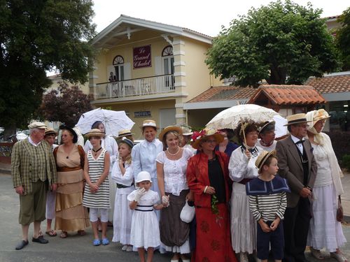 La parade costumée a fait halte devant le Grand Chalet