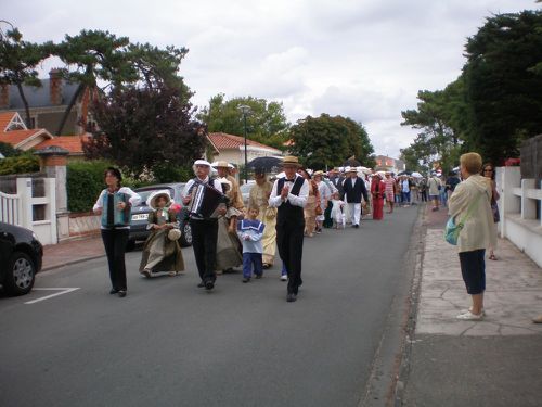 La parade costumée conduite avenue Gabrielle par Monsieur