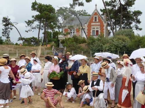La parade pose devant la Villa Gabrielle