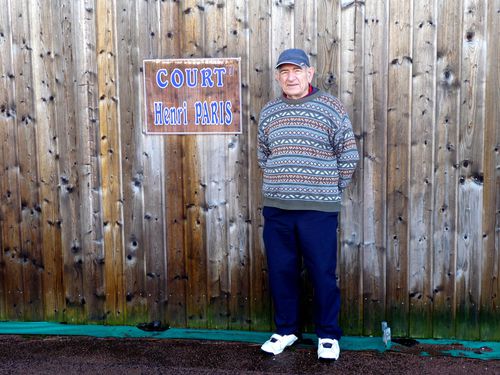 Monsieur Henri Paris devant le court couvert portant son no