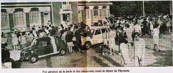 Photo de presse. Regroupement des voitures devant la place