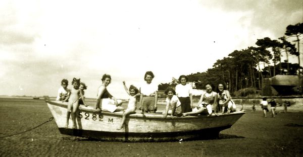 Deuxième à droite Jacqueline plage de la Cèpe