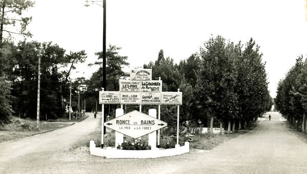 Derrière le losange à droite un enfant joue au jokari