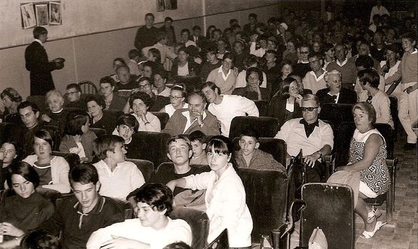 Une foule nombreuse assiste aux représentations théâtra