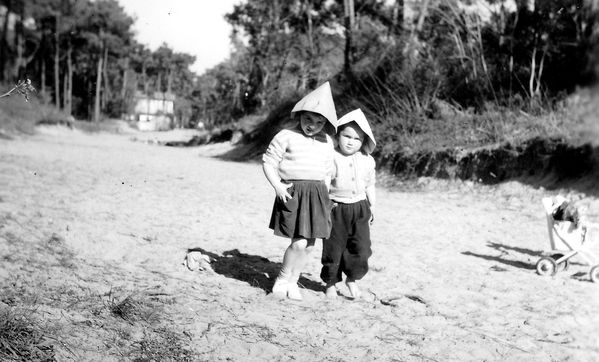 1959, Jacqueline garde ses neveux sur le tracé de la futur