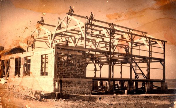 Une grappe humaine sur un chantier de l'entreprise.