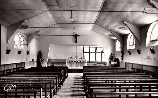 La chapelle agrandie côté terre. L' autel est resté le m