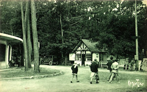 En face du groupement commercial, le syndicat d'initiativec