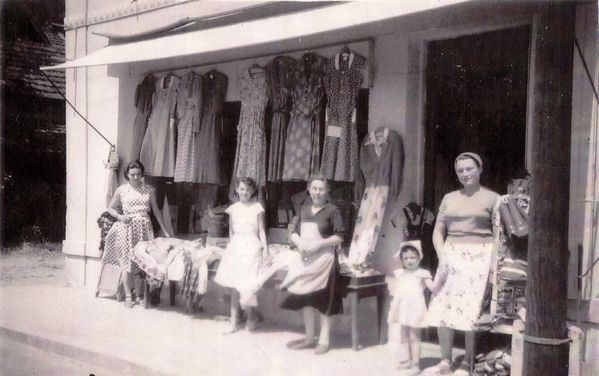 Début des années cinquante. De gauche à droite devant l