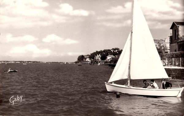 Francis à la barre du Cazavant de l'école de voile