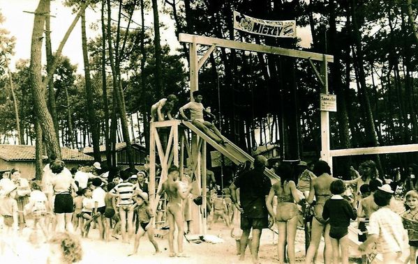 Années 50, le portique blanc du club Mickey et son célèb