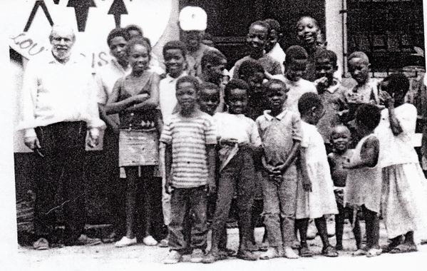 Michel en compagnie des enfants de son orphelinat à Douala