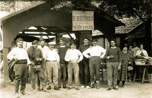 h La buvette jouxtant l'épicerie à la fin des années 192