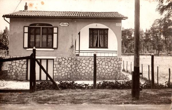 A droite de la villa, espace où sera construit le cinéma