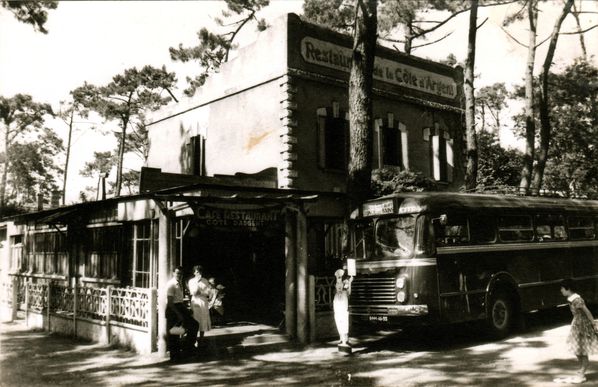x Devant le bus citram le bonhomme porte menu Françoise Au