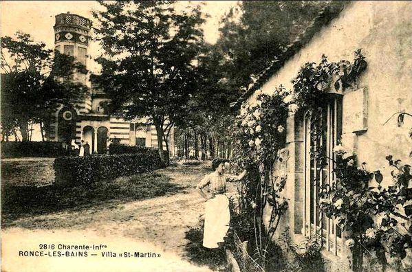 A droite le pavillon pour le personnel de maison
