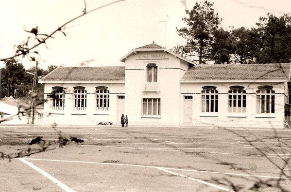 La place de l'école et sa façade en 1972