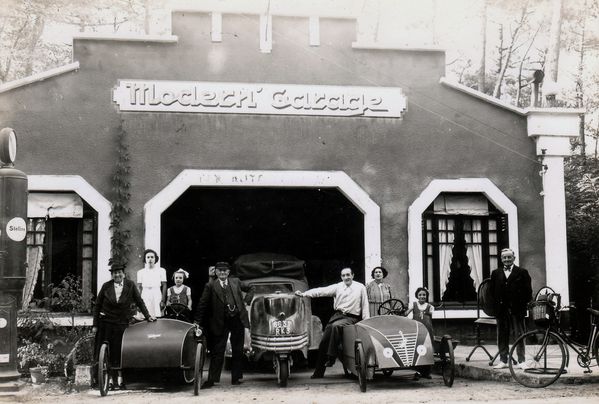 l A gauche Nicole Mallet cousine de Francine Francine à sa