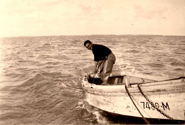 Julien en train de pêcher à Ronce. Au fond l'île d'Olér