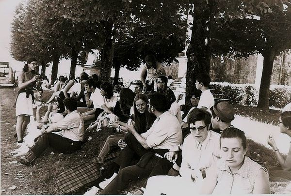 Arrêt pique nique à Semussac.Au premier plan, Anne et sa