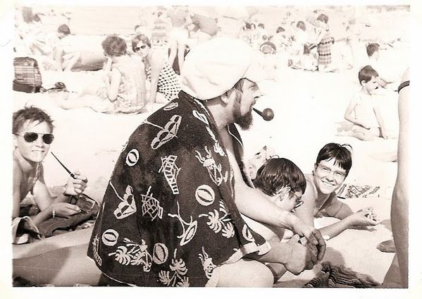 Michel au milieu des jeunes plage de l'Embellie