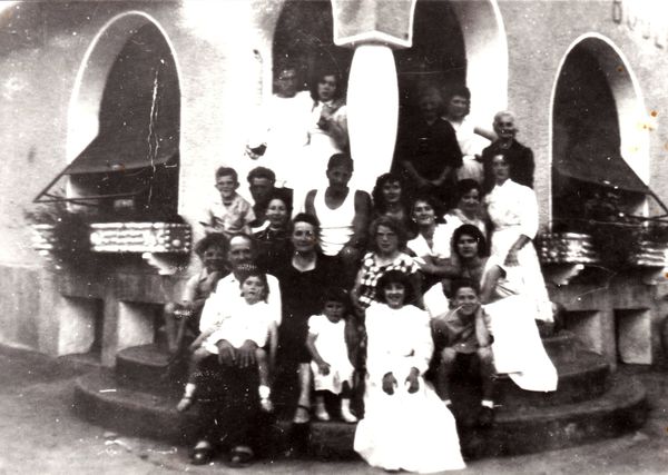 Micheline en communiante entourée de sa famille devant la