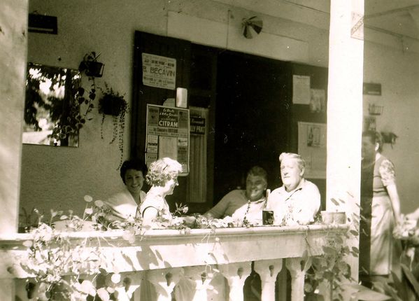 En haut de cette photo de la Pergola, publicité pour Berna