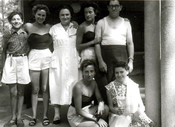 w Debout de gauche à droiteGerard Augraud Françoise, Andr