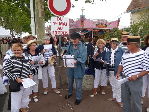 Au centre Mr Robert Warroux le metteur en scène de la tro