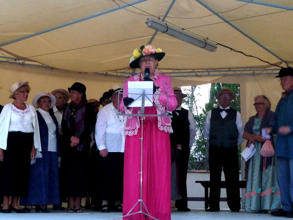 Colette Benest lit le poème de sa composition