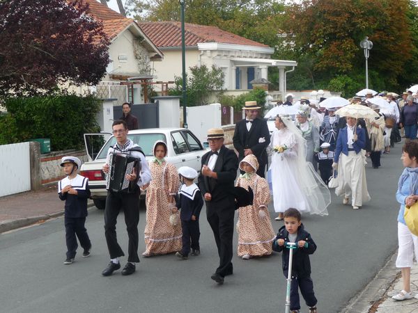 La parade conduite par l'accordéoniste et Mr Alain Tontal
