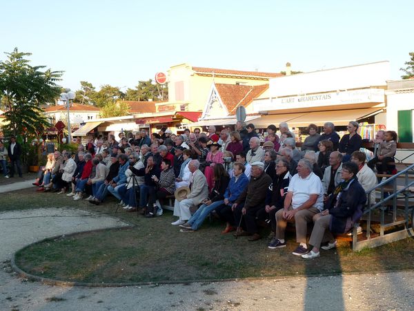 Lle public nombreux a salué la prestation de la troupe