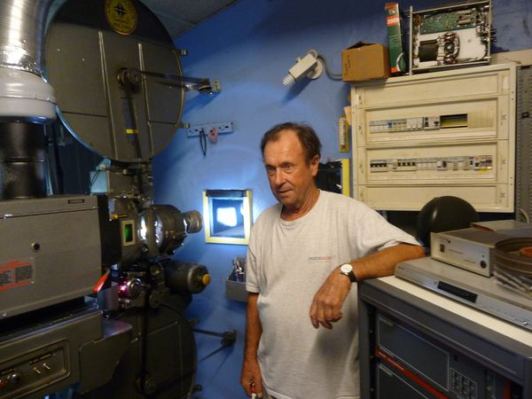 Jacques Oger dans la la cabine de Projection du Cristal.