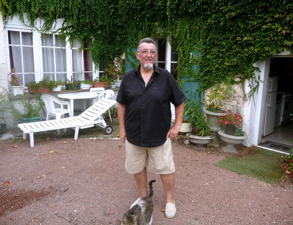 Z 1 Allain Giraud devant sa maison natale en 2011