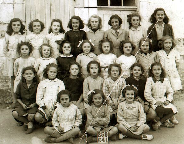 ka Jeannine est la troisième à partir de la gauche au deu